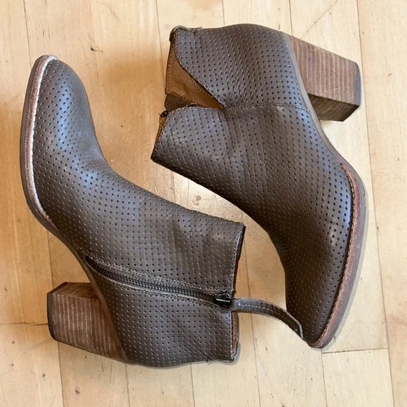 Dolce Vita Taupe Perforated ankle boot, 8, G1282 - Picture 6 of 8